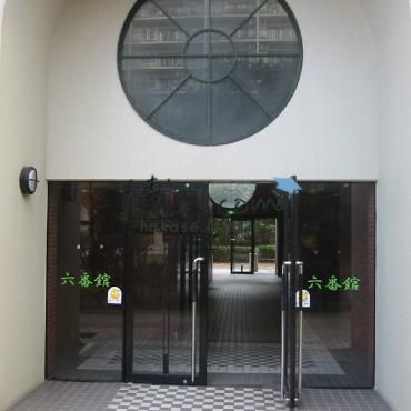 �{�茧�����s�������̃e���X�n�E�X�̊Ԏ�